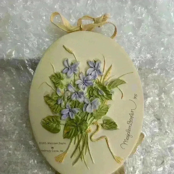Hallmark 1995 Violets and Butterflies ornament - Picture 7 of 8